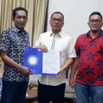 Raidin Pinim menerima surat rekomendasi dari DPP Partai PAN yang diserahkan oleh Wakil Ketua Umum PAN yang juga Wakil Ketua MPR RI, Yandri Susanto di rumah dinasnya di Jakarta, Rabu, 29 Mei 2024. Foto: Istimewa