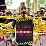 Jurnalis wilayah kerja Pase (Lhokseumawe dan Aceh Utara) dari lintas organisasi profesi menggelar aksi penolakan revisi Undang Undang Penyiaran yang tengah digodok di DPR RI, Jumat, 31 Mei 2024.