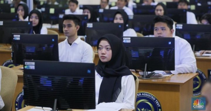 Peserta mengikuti Pelaksanaan SKD/Seleksi Kompetensi CASN 2023 di Kantor Badan Kepegawaian Negara (BKN) Pusat, Jakarta, Kamis (9/11/2023). Foto: CNBC Indonesia