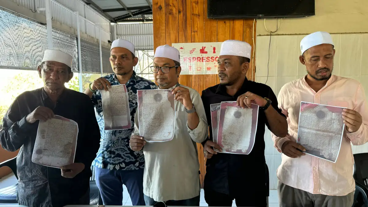 Forum Keluarga Habib Bugak memperlihatkan bukti kepemilikan tanah wakaf Baitul Asyi. Foto: Istimewa