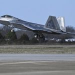 Jet tempur F-22 Raptor milik Angkatan Udara Amerika Serikat saat lepas landas di Pangkalan Bersama Langley-Eustis, Virginia. Foto: AP