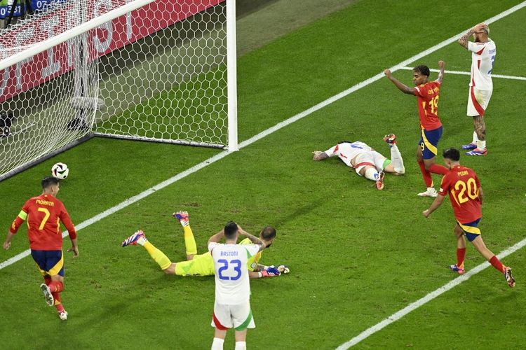 Para pemain Spanyol merayakan gol bunuh diri bek Italia Riccardo Calafiori. Pertandingan Spanyol vs Italia berlangsung di Stadion Arena AufSchale di Gelsenkirchen pada Jumat dini hari. Foto: AFP