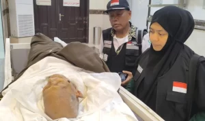Dokter Intan Minofa didampingi PHD Jamal melihat kondisi almarhum Haji Usman Sulaiman Ibrahim. Foto: aceh.kemenag.go.id