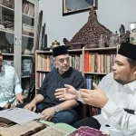 Syekh Said Abdullatif Faudhah (baju hitam) di sekretariat Mapesa. Foto: Arya Purbaya/ Tim Mapesa