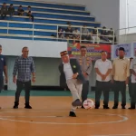 Abu Razak menendang bola tanda dibukanya turnamen futsal se-Aceh di GOR Sigli. Foto: KONI Aceh