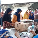 Warga berbelanja pangan murah di pekarangan Masjid Istiqamah, Sukamakmur, Aceh Besar, Senin (03/06/2024). Foto: Istimewa