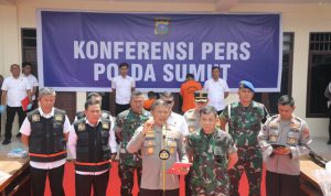 Kapolda Sumut Komjen Agung Setya Imam dan Pangdam I BB Mayjen Mochammad Hasan memberikan keterangan pers kasus kebakaran rumah wartawan Tribrata TV Sempurna Pasaribu di Karo, Senin (8/7/2024). Foto: Polda Sumut