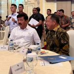 Menko Polhukam Hadi Tjahjanto dan Mendagri Tito Karnavian menghadiri Rapat Koordinasi Kesiapan Penyelenggaraan Pilkada Serentak Tahun 2024 Wilayah Sumatera di Regale Convention Hall, Kota Medan, Selasa (9/7/2024). Foto: Tri Vosa/kumparan