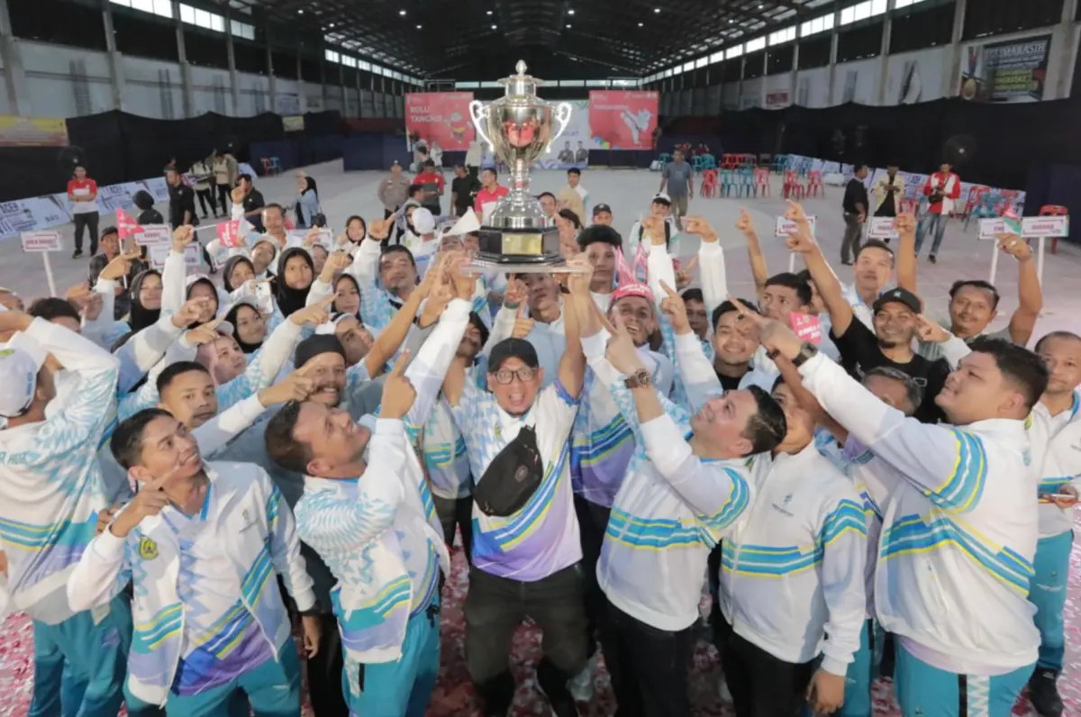 Kontingen Banda Aceh mengangkat piala bergilir Popda Aceh XVII. Foto: Istimewa