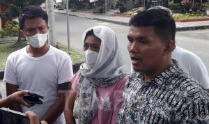 Eva Meliani Pasaribu, anak wartawan Tribrata TV Rico Sempurna Pasaribu bersama Direktur LBH Medan Irvan Sahputra melaporkan kasus kebakaran yang menewaskan keluarganya ke Polda Sumut. Foto: Tempo/Mei Leandha