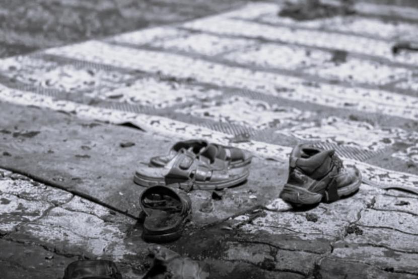 Sandal milik jemaah yang terkena serangan Israel di musala kamp pengungsian Shati di Kota Gaza, Sabtu (13/7/2024). Foto: X/Quds News Network