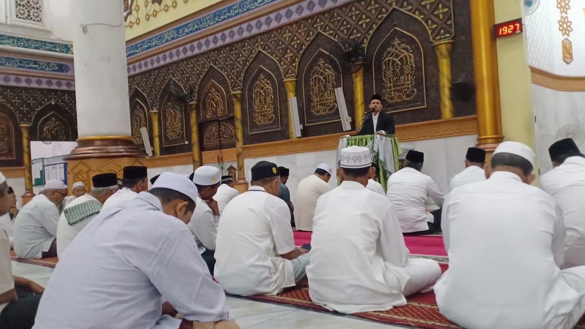 Dr. Rizqi Wahyudi saat menyampaikan tausiah pada peringatan Tahun Baru Islam 1446 Hijriah, di Masjid Agung Baiturrahim Lhoksukon, Aceh Utara, Sabtu, 6 Juli 2024, malam. Foto: Dokumentasi Humas Pemerintah Aceh Utara