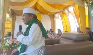 Teungku H Muhammad Yusuf A Wahab atau Tu Sop Jeunieb saat menyampaikan tausiah pada peresmian gedung baru STAI Tapaktuan. Foto: Istimewa