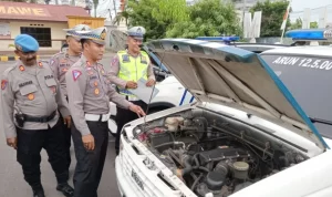 Kasat Lantas AKP M Abdhi Hendriyatna mengecek kendaraan dinas. Foto: Psc
