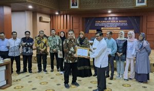 Kepala Pusat Data Informasi Perpusnas, Taufiq A Gani, menyerahkan secara simbolis DAK 2024 sebesar Rp22,2 miliar kepada Kepala Dinas Perpustakaan dan Kearsipan Aceh Edi Yandra, Jumat, 12 Juli 2024. Foto for Line1.News