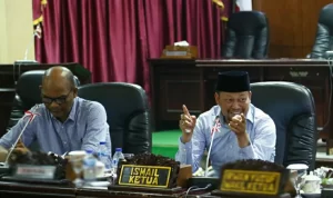 Ismail saat masih menjabat Ketua DPRK Lhokseumawe, bersama Azhar Mahmud yang sampai sekarang masih anggota DPRK. Foto: Istimewa
