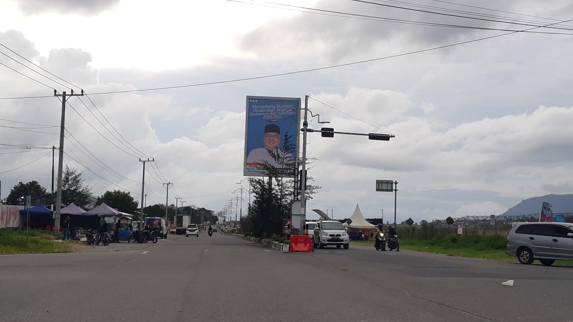 Baliho dukungan Bustami di depan Bandara Rembele. Foto: Line1.News/fbp