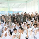 Penjabat Wali Kota Lhokseumawe A Hanan bersama anak-anak SLB Aneuk Nanggroe. Foto: Humas Pemko Lhokseumawe