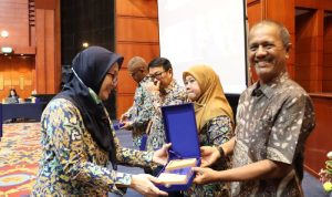 Ade Surya mewakili Aceh menerima penghargaan sebagai salah satu provinsi terbaik dalam pelaksanaan Integrated Participatory Development and Management of Irrigation Program (IPDMIP) 2018-2024, di Hotel Bidakara Jakarta, 26 Juni 2024. Foto: Tim Humas Dinas Pengairan Aceh
