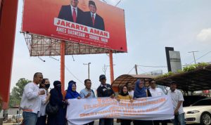 Warga pendukung Anies Baswedan mendatangi kantor DPP PKS membawa ayam jago, Selasa (7/8/2024). Foto: Dok. Istimewa