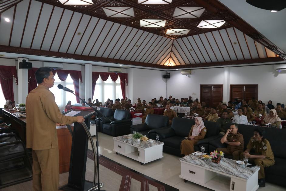 Sekda Lhokseumawe Teuku Adnan membuka grup diskusi terfokus penerapan m-Broh di Aula Kantor Wali Kota Lhokseumawe, Senin, 5 Agustus 2024. Foto: Humas Pemko Lhokseumawe