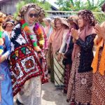 Penjabat Ketua Dekranasda Aceh, Mellani Subarni, didampingi Pj Ketua Dekranasda Aceh Tengah, Novita Mirzuan, disambut kedatangannya oleh masyarakat saat mengunjungi Desa Toweran Antara, Kecamatan Lut Tawar, Aceh Tengah, Rabu, (31/7/2024). Foto: Humas Pemerintah Aceh