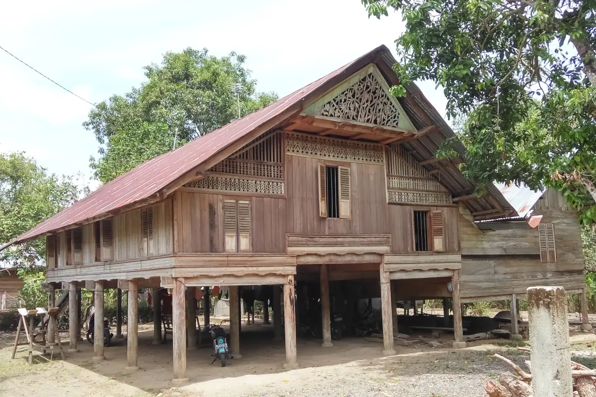 Rincian selengkapnya Rumoh Aceh di Piyeung Datu, Montasik, Aceh Besar. Foto: Wikipedia.org Rincian selengkapnya Rumoh Aceh di Piyeung Datu, Montasik, Aceh Besar. Foto: Wikipedia.org