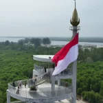Bendera Merah Putih raksasa berkibar di Tugu Hutan Mangrove Langsa, Kamis, 1 Agustus 2024. Foto: Istimewa