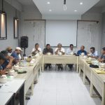 Konsorsium PTV Aceh menggelar sosialisasi dan meminta masukan kepada wartawan terkait policy paper perencanaan ketenagakerjaan vokasi dan inovasi daerah Aceh, di TR Coffee Lhokseumawe, Jumat, 2 Agustus 2024 . Foto: Istimewa