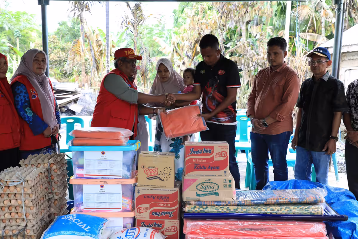 Mahyuzar berkunjung ke lokasi kebakaran dan mengantarkan bantuan tanggap darurat. Foto: Humas Aceh Utara