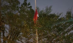 Buntut Revisi UU Pilkada, Forum Cik Di Tiro Kibarkan Bendera Setengah Tiang di Kampus UII Jogja