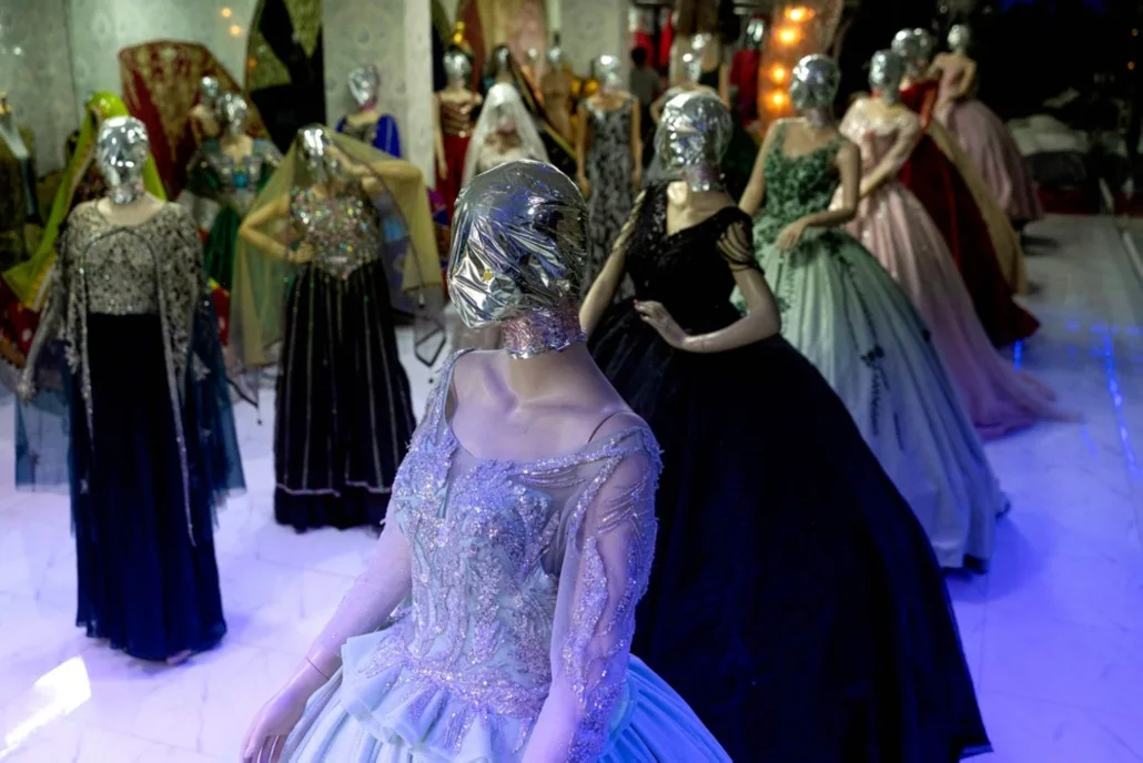 Muka manekin peraga gaun wanita juga ditutupi dengan aluminium foil.