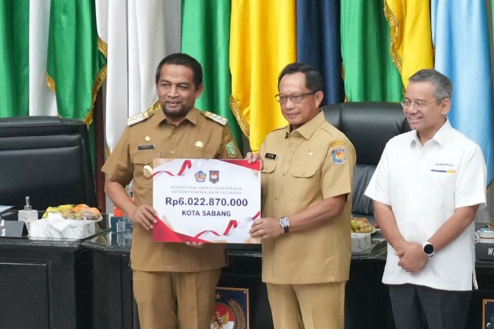 Penjabat Wali Kota Sabang Andri Nourman menerima dana insentif fiskal dari Mendagri Tito Karnavian di Jakarta, Senin, 5 Agustus 2024. Foto: Humas Pemko Sabang