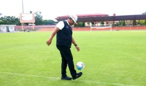 Saat Pj Gubernur Safrizal Menambul Bola di Stadion Lampineung