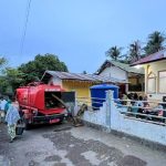 Mobil damkar mendistribusikan air bersih di Gampong Lambaro Seubun, Kecamatan Lhoknga, Aceh Besar, Minggu (28/7/2024). Foto: Humas Pemkab Aceh Besar