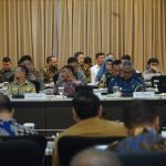 Pj Gubernur Aceh Bustami Hamzah menghadiri Rapat Koordinasi Upaya Percepatan Penghapusan Kemiskinan Ekstrem 2024 Regional Sumatera di Jakarta, Senin, 5 Agustus 2024. Foto: Humas Pemerintah Aceh