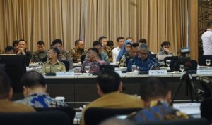 Pj Gubernur Aceh Bustami Hamzah menghadiri Rapat Koordinasi Upaya Percepatan Penghapusan Kemiskinan Ekstrem 2024 Regional Sumatera di Jakarta, Senin, 5 Agustus 2024. Foto: Humas Pemerintah Aceh
