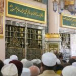 Umat Islam di depan makam Nabi Muhammad SAW. Foto: nu.or.id