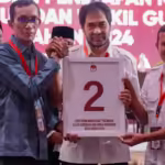 Mualem-Dek Fad bersama Ketua KIP Aceh saat pengundian dan penetapan nomor urut pasangan calon peserta Pilkada Aceh. Foto: Humas KIP Aceh