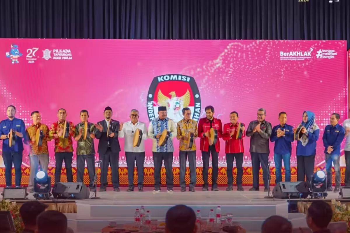 Deklarasi Kampanye Damai Pilkada secara simbolis dengan menabuh rapai secara bersama-sama oleh Komisioner KIP Aceh, para kandidat, Pj Gubernur Aceh dan pejabat Forkopimda Aceh, di di Ballroom The Pade Hotel, Aceh Besar, pada Selasa malam, 24 September 2024. Foto: Humas KIP Aceh