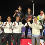 Atlet skateboard asal Lhokseumawe, Muhaddi alias Bayek (tengah), usai menerima medali emas di kelas run street PON XXI Aceh-Sumut Pidie Skatepark, Sigli, pada Selasa, 17 September 2024. Foto: infolhokseumawe.com