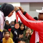 Pj. Gubernur Aceh, Dr. H. Safrizal ZA, M.Si, mengalungi medali kepada para pemenang usai menyaksikan pertandingan Cabang Olahraga Anggar PON XXI Aceh-Sumut 2024 di Komplek Stadion Harapan Bangsa, Banda Aceh, Senin, (16/9/2024). Foto: Humas Pemerintah Aceh