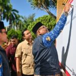 Pj. Gubernur Aceh, Dr. H. Safrizal ZA, M.S.i, saat menandatangani Integritas ASN, usai memimpin Apel Ikrar Netralitas ASN Pemerintah Aceh pada Pilkada 2024 di halaman Kantor Gubernur Aceh, Banda Aceh, Kamis (26/9/2024). Foto: Humas Pemerintah Aceh