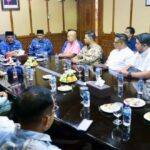 Penjabat (Pj) Gubernur Aceh, Dr. H. Safrizal ZA, M.Si, didampingi Asisten Perekonomian dan Pembangunan Sekda Aceh, Dr. Ir. Zulkifli, M.Si, beserta Kepala SKPA/Biro terkait, saat menerima audiensi Tim Findco Investor Berhad dari Malaysia, di Ruang Rapat Gubernur Aceh, Banda Aceh, Kamis, (26/9/2024). Foto: Humas Pemerintah Aceh