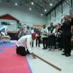 Pj Gubernur Aceh Safrizal ZA memukul tongkat ke lantai tanda dimulainya babak penyisihan shorinji kempo di PON XXI Aceh-Sumut, Selasa, 17 September 2024. Foto: Tangkapan Layar YouTube PON XXI