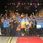 Penjabat Wali Kota Lhokseumawe A Hanan mendapatkan penghargaan dari Pemerintah Aceh atas pencapaian Gampong Blang Weu Panjoe, Kecamatan Blang Mangat, dalam melestarikan seni tradisi Rapai Uroeh Duek. Foto: Istimewa