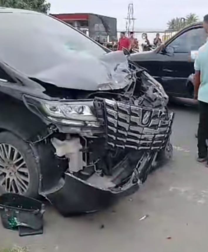 Kondisi Alphard setelah bertabrakan dengan Honda Beat. Foto: Istimewa