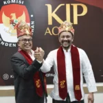 Om Bus-Syeh Fadhil setelah mendaftar ke KIP Aceh. Foto: Istimewa