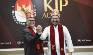 Om Bus-Syeh Fadhil setelah mendaftar ke KIP Aceh. Foto: Istimewa