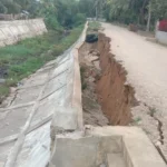 Jalan Desa Krueng Seupeng, Kuta Makmur, Aceh Utara longsor sepanjang 40 meter. Foto: Line1.News/Silvia Wati